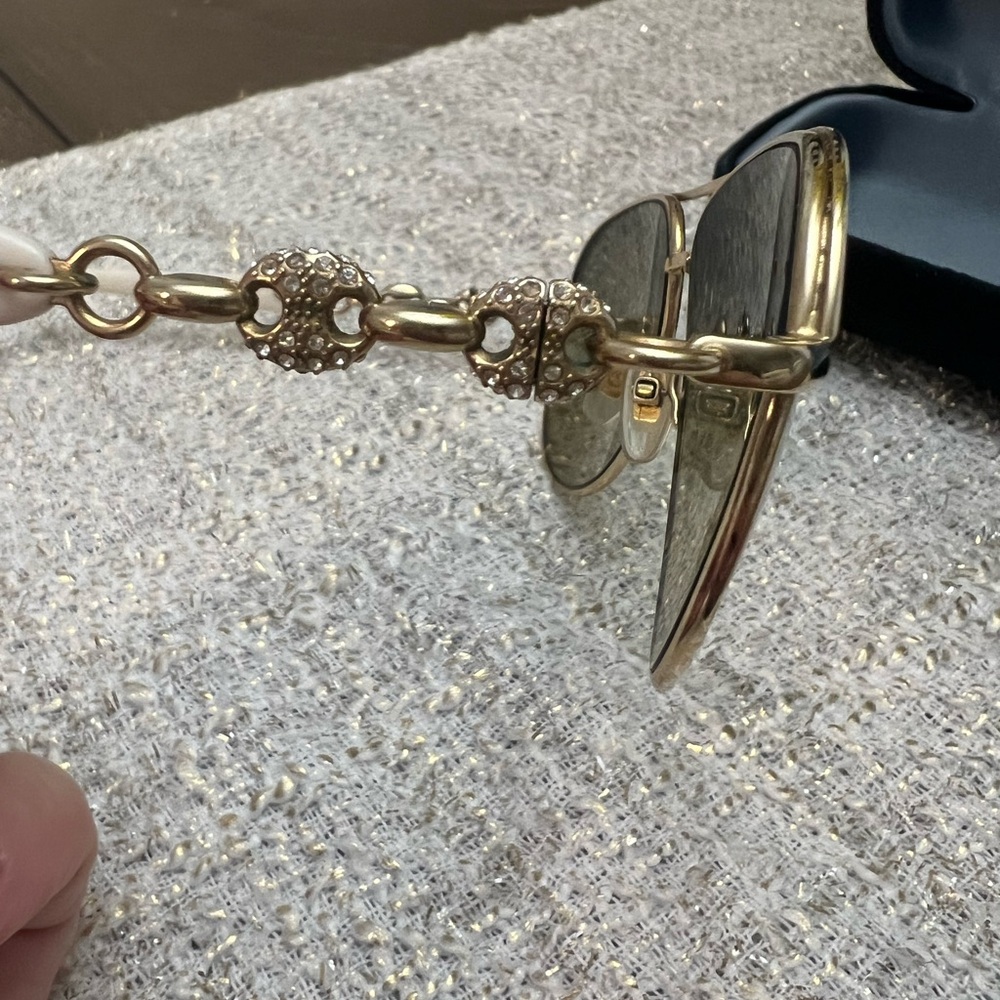 AUTHENTIC GUCCI Aviator Sunglasses with Gold Frame - Picture 5 of 10